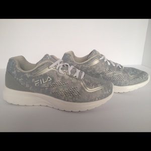 NWOT- FILA WOMENS CROSS TRAINING SHOES
